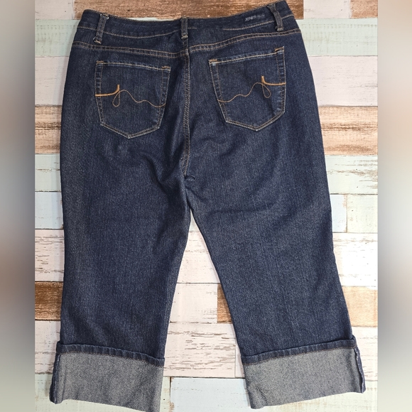 Jones&Co Women's Capri Jeans - Picture 5 of 5